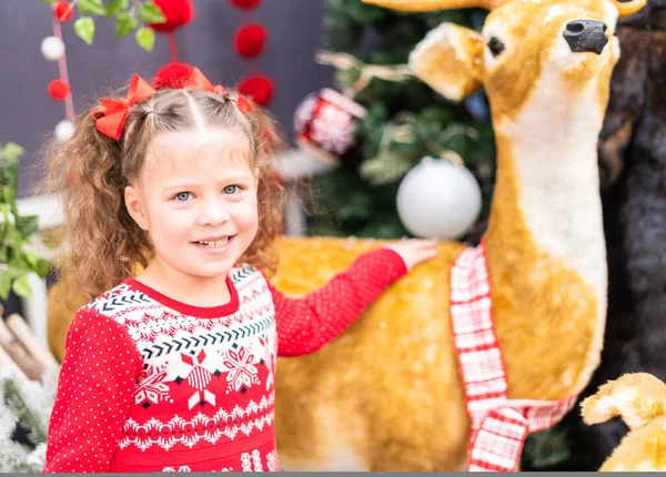 Menina Vestido Vermelho Fazenda Árvore Natal — Fotografia de Stock