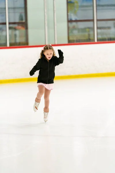 Mała Dziewczynka Ćwicząca Łyżwy Figurowe Krytym Lodowisku — Zdjęcie stockowe