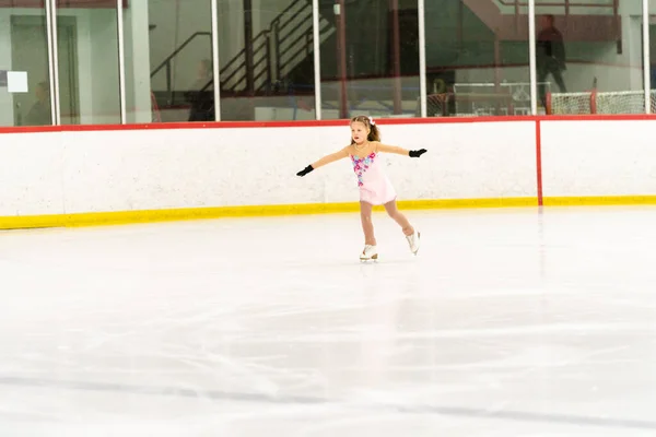 Küçük Kız Buz Pateni Pistinde Artistik Patinaj Yapıyor — Stok fotoğraf