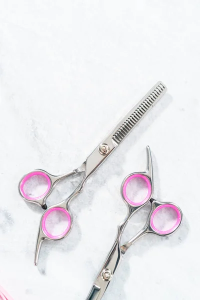Nowy Fryzjer Różowe Nożyczki Szarym Tle — Zdjęcie stockowe