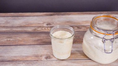 Ev yapımı mayalı buğday ekmeğini dökme demir Hollanda fırınında pişirmek.