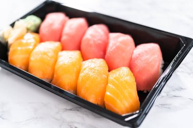 Plastik tepside önceden paketlenmiş suşi.