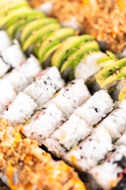 Önceden paketlenmiş suşi ve suşi çeşitleri plastik tepside..