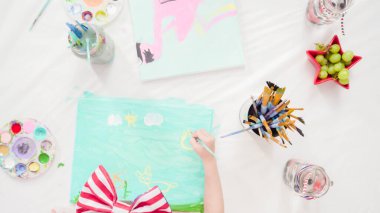 Düz yatıyordu. Adım adım. Akrilik boyayla tuvale resim yapan küçük kızlar..