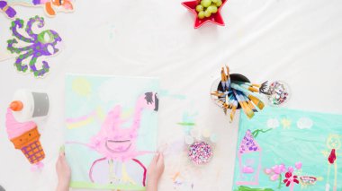 Düz yatıyordu. Adım adım. Akrilik boyayla tuvale resim yapan küçük kızlar..