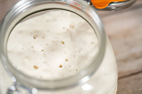 การให อาหารเร Sourdough ในขวดเมส นแก าหร บขนมป างท าขนมป — ภาพถ่ายสต็อก