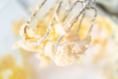 Çikolata parçacıklı kurabiye yapmak için karıştırma kabında malzemeleri karıştırıyorum..