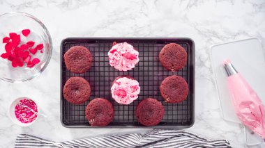 Düz yatıyordu. Adım adım. Çikolata kırmızısı kalpler ve öpücüklerle süslü kırmızı kadife kekler..