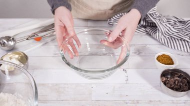 Çikolatalı ahududu kekleri pişirmek için malzemeler karıştırıyorum..