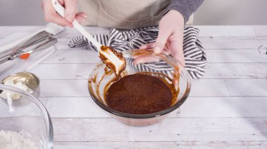 Çikolatalı ahududu kekleri pişirmek için malzemeler karıştırıyorum..