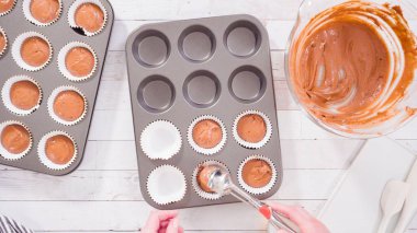 Düz yatıyordu. Çikolatalı ahudududulu kek pişirmek için folyoya hamur katıyorum..