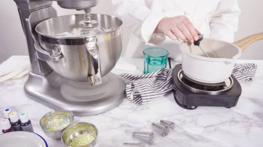 İtalyan tereyağlı kreması için bir tencerede karamelize şeker.