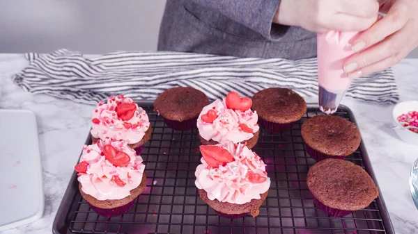 Lépésről Lépésre Piping Olasz Vajkrém Cukormáz Tetején Piros Bársony Cupcakes — Stock Fotó