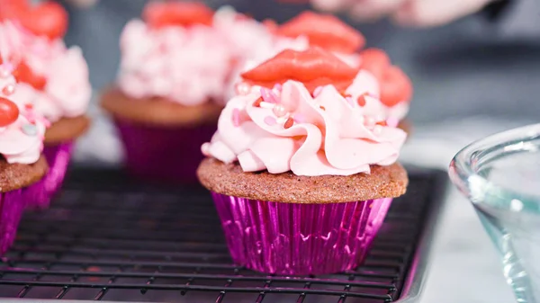 Närbild Steg För Steg Dekorera Röda Sammet Muffins Med Choklad — Stockfoto