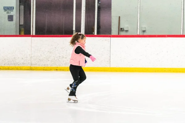 Pequeña Patinadora Practicando Sus Elementos Práctica Patinaje Artístico Matutino —  Fotos de Stock