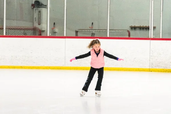 Kleine Eiskunstläuferin Übt Ihre Elemente Beim Morgendlichen Eiskunstlauf Training — Stockfoto