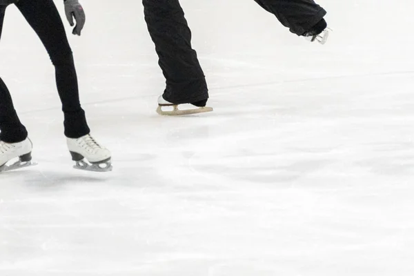 在花样滑冰练习中看到一个花样滑冰选手和她的教练的脚 — 图库照片