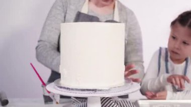 Yuvarlak funfetti pastasını pembe ve beyaz fondant kar taneleriyle süslüyorum..