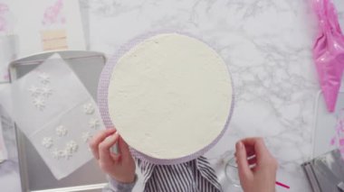 Yuvarlak funfetti pastasını pembe ve beyaz fondant kar taneleriyle süslüyorum..