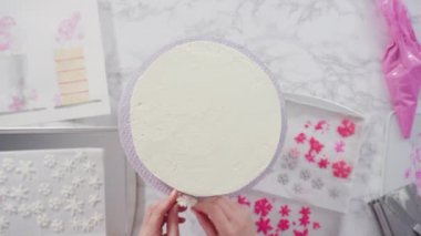 Yuvarlak funfetti pastasını pembe ve beyaz fondant kar taneleriyle süslüyorum..