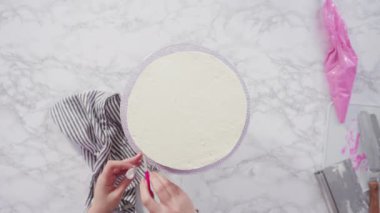 Yuvarlak funfetti pastasını pembe ve beyaz fondant kar taneleriyle süslüyorum..