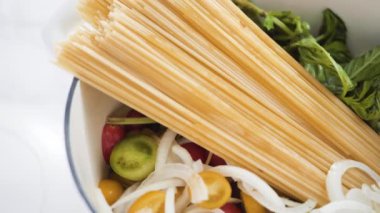 Beyaz makarna tabağına bir kap makarna servis ediyorum..