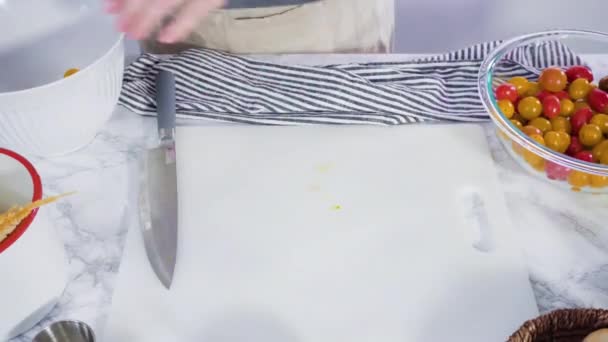 Σερβίρισμα Μια Κατσαρόλα Ζυμαρικά Ένα Λευκό Πιάτο Ζυμαρικών — Αρχείο Βίντεο
