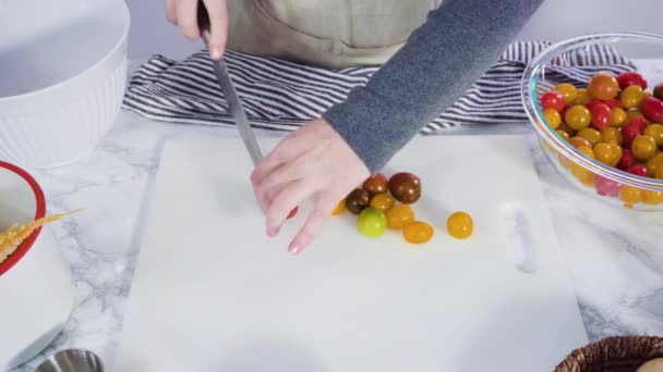 Σερβίρισμα Μια Κατσαρόλα Ζυμαρικά Ένα Λευκό Πιάτο Ζυμαρικών — Αρχείο Βίντεο