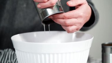 Konserve açacağıyla konserve fasulye açıyorum..