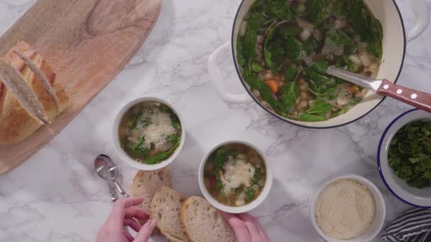 Подавать Вегетарианский Суп Белых Бобов Белых Мисках — стоковое видео