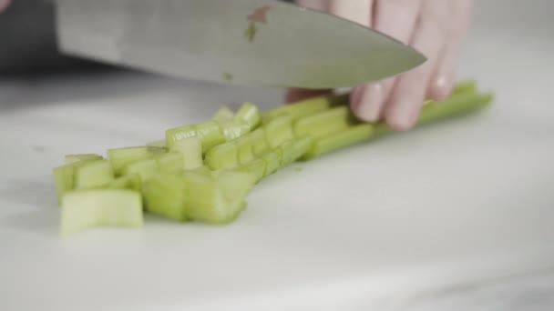 Curando Verduras Una Tabla Cortar Blanca Para Cocinar Sopa Vegetariana — Vídeo de stock