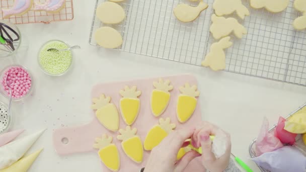 Leżeć Płasko Dekorowanie Ciasteczek Wielkanocnych Oblodzeniem Rotalnym — Wideo stockowe