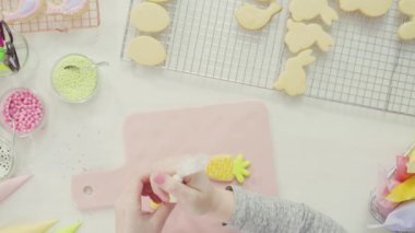 Düz yatıyordu. Paskalya şekerli kurabiyeleri dönüşümlü kremayla süslemek.