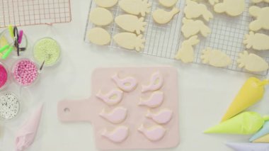 Düz yatıyordu. Paskalya şekerli kurabiyeleri dönüşümlü kremayla süslemek.