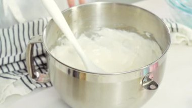 Adım adım. Düz yatıyordu. Paskalya kurabiyeleri için mutfak karıştırıcısına kraliyet kreması karıştırıyorum..