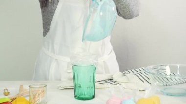 Adım adım. Düz yatıyordu. Paskalya şekerli kurabiyeleri süslemek için kraliyet kremasını karıştırıyorum..