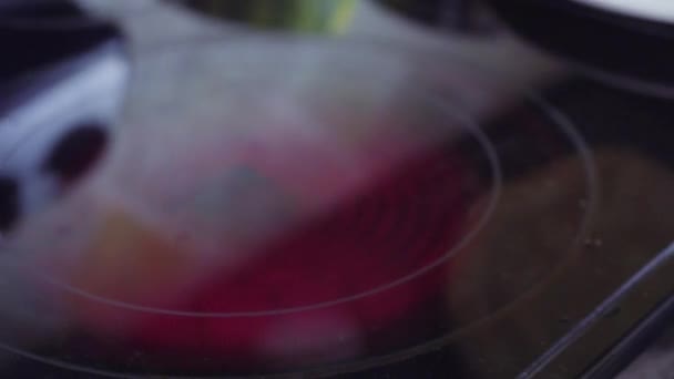 Elektrikli Ocağın Üstünde Eski Tavada Rus Gözlemesi Pişiriyorum — Stok video