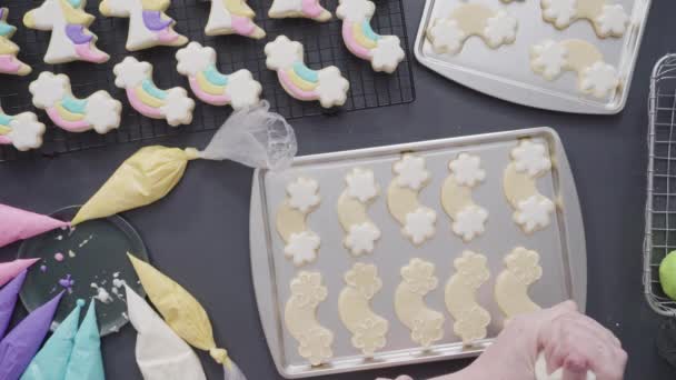 Decoreren Eenhoorn Suiker Koekjes Met Multi Color Koninklijke Glazuur — Stockvideo