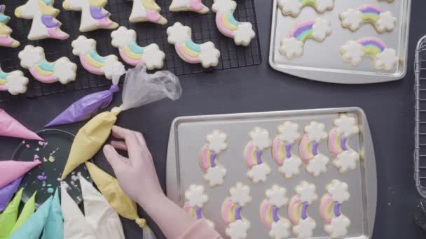 Dekorera Enhörning Socker Cookies Med Flera Färger Kunglig Glasyr — Stockvideo