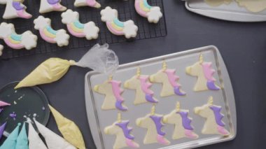 Tek boynuzlu at şekerli kurabiyeleri çok renkli kraliyet kremalı süsleme.