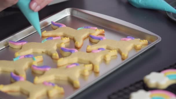 Décorer Les Biscuits Sucre Licorne Avec Glaçage Royal Multicolore — Video