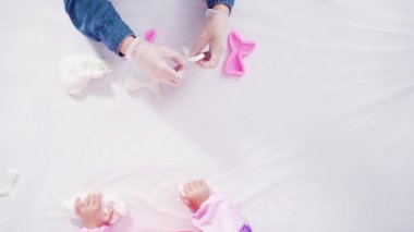 Adım adım. Süslü deniz kızı Cadılar Bayramı balkabağı yaratmak için akrilik boyalı balkabağı boyamak.