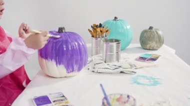 Adım adım. Süslü deniz kızı Cadılar Bayramı balkabağı yaratmak için akrilik boyalı balkabağı boyamak.