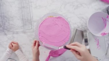 Düz yatıyordu. Adım adım. Beyaz İtalyan kremalı, yuvarlak funfetti keki..