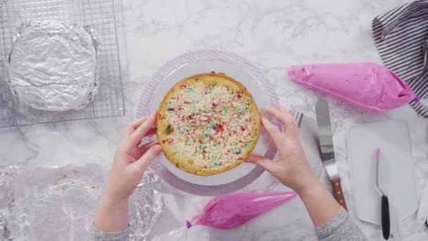 Plat Gelegd Stap Voor Stap Frosting Ronde Funfetti Cake Met — Stockvideo