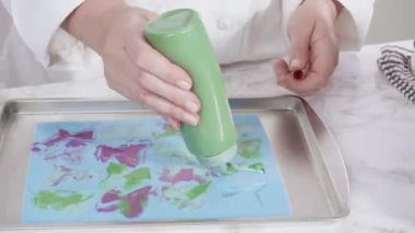 Deniz kızı balkabağını süslemek için silikon kalıplarda balçık modelliği yapan deniz kızı kuyruğu yapıyorum..