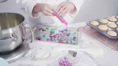 Deniz kızı balkabağını süslemek için silikon kalıplarda balçık modelliği yapan deniz kızı kuyruğu yapıyorum..