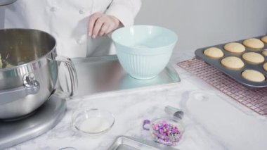 Üzerinde mavi tereyağlı krema süslemesi ve çikolata denizkızı kuyruğu ile süslenmiş gurme deniz kızı kekleri..