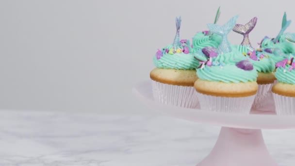 Gourmet Cupcakes Γοργόνα Ολοκληρώνεται Μπλε Βουτυρόκρεμα Και Διακοσμημένα Τρούφες Και — Αρχείο Βίντεο