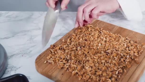 Passo Dopo Passo Noci Tritate Con Coltello Cucina Tagliere Legno — Video Stock